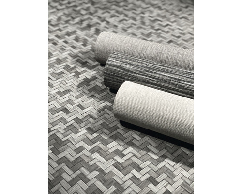 Drie rollen tapijt op een gevlochten ondergrond.