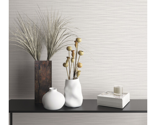 Decoratief stilleven met vazen, siergrassen, boek en kaars op een plank