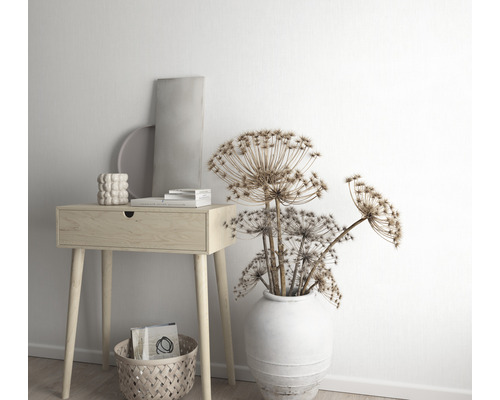 Decoratieve scène met een houten tafel, een vaas met droogbloemen en decoratieve elementen.