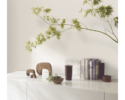 Lichte kamer met witte meubels, decoratie en tak