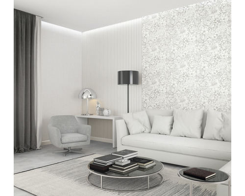 Moderne woonkamer met bank, fauteuil, vloerkleed en bloemenbehang