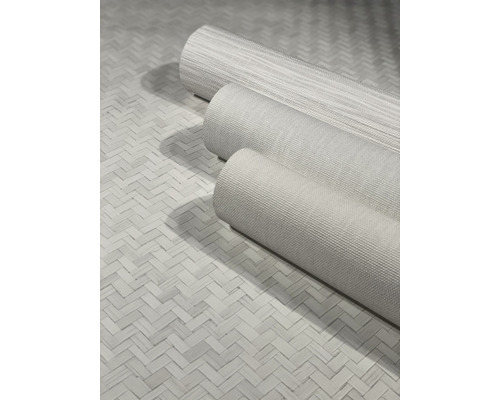 Drie rollen structuurbehang op een gevlochten ondergrond