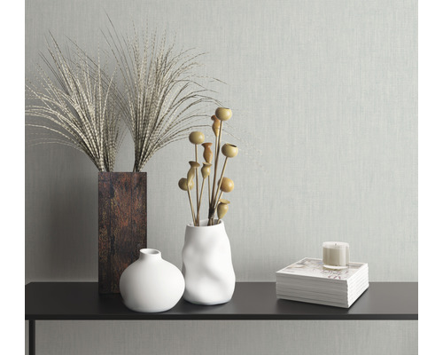 Decoratieve vazen met planten en kaars op een plank