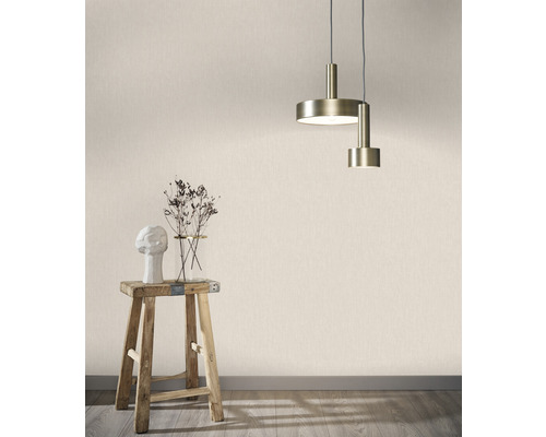 Kameroverzicht met behang, kruk, decoratie en hanglamp.