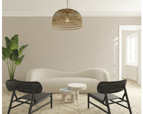 Woonkamer met bank, tafel, stoel, lamp en kamerplant.