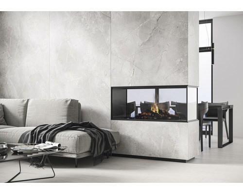 Woonkamer met bank, salontafel en moderne open haard