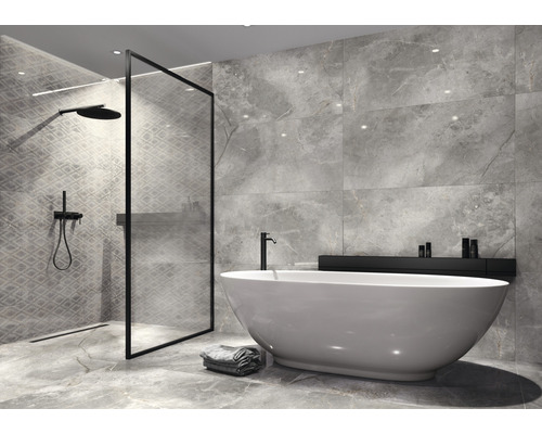 Badkamer met douche, ligbad en grijze tegels in marmerlook