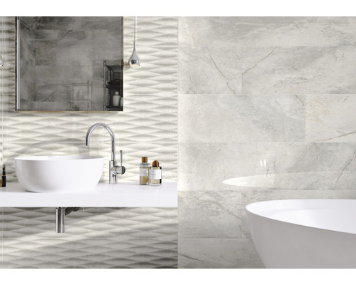 Badkamer met wastafel, bad en wandtegels in marmerlook