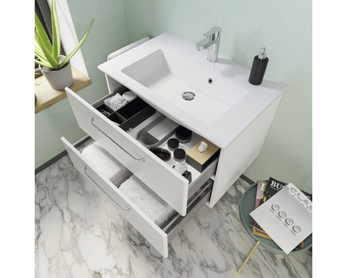 Wastafelonderkast met twee open laden, wastafel, kraan en badkameraccessoires