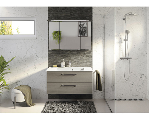 Moderne badkamer met wastafelonderkast, spiegelkast en douche.