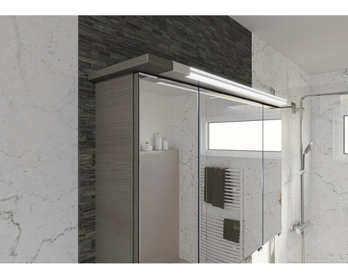 Badkamer met spiegelkast en verlichting