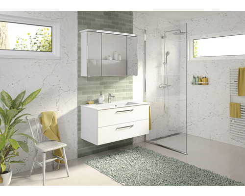 Lichte badkamer met wastafelonderkast, spiegelkast en douche