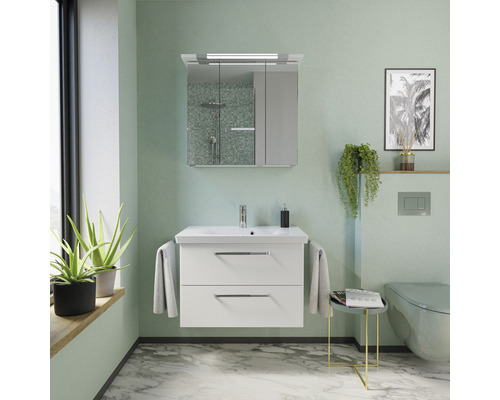 Badkamer met wastafelonderkast, spiegelkast en toilet