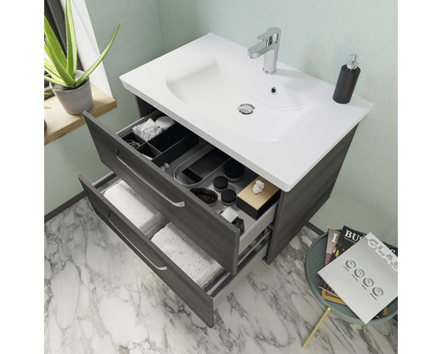 Wastafelmeubel met open lade en handdoeken in de badkamer.