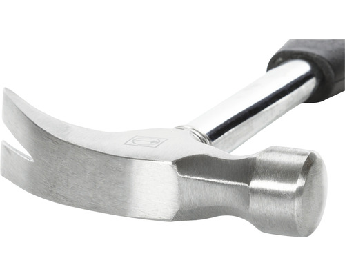 Close-up van een hamer met stalen kop en zwarte handgreep