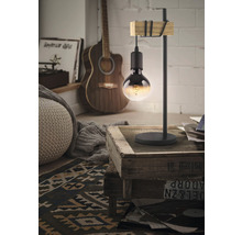 Decoratieve tafellamp met houten details op een houten tafel