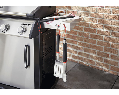 Weber Spirit gasbarbecue met barbecuegereedschap en sauskom