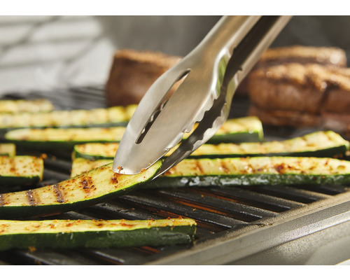 Grilltang draait courgette op grill