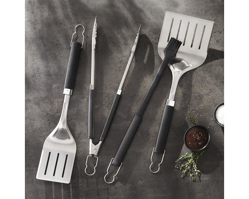 Barbecuegereiset bestaande uit een spatel, tang en kwast met zwarte handgrepen