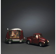 Decoratieve speelgoedscène met kerstman in een pick-up met caravan