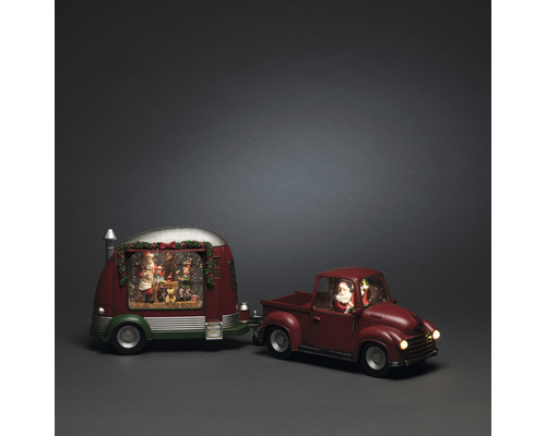Decoratieve speelgoedscène met kerstman in een pick-up met caravan
