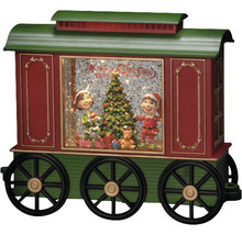 Decoratieve kersttrein met sneeuwbol, kerstboom en figuren als feestelijke decoratie