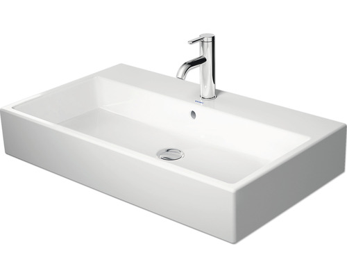 Witte keramische wastafel met kraan