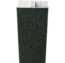 Donkergroene plint met witte accessoires