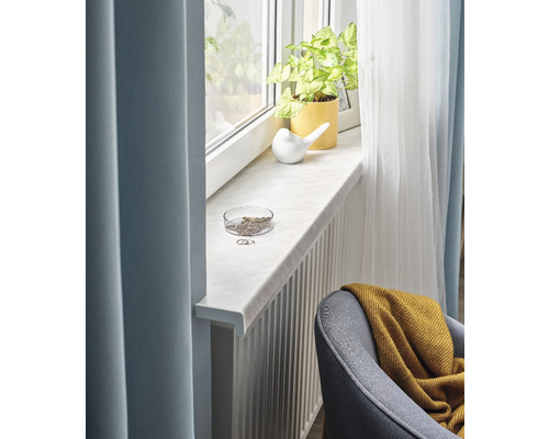 Vensterbank met decoratieve elementen, plant en gordijnen