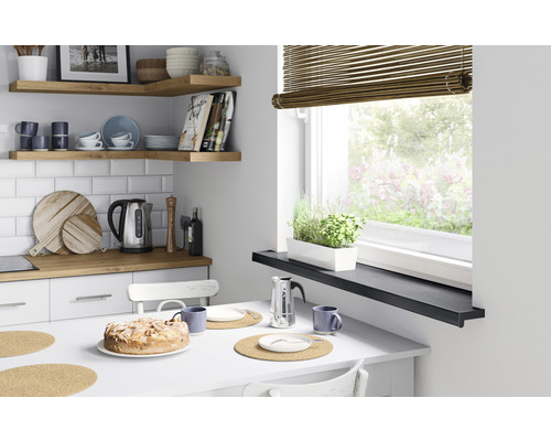 Lichte keuken met houten elementen, raam met jaloezie, gedekte tafel met taart