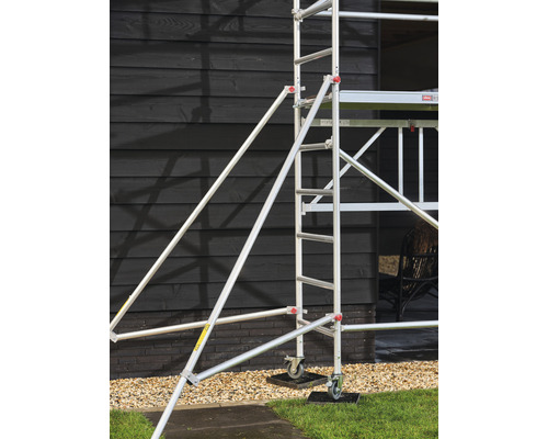 Aluminium rolsteiger met ladder en steunbalken voor bouwwerkzaamheden