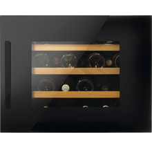 Wijnkoelkast met houten planken en meerdere flessen wijn