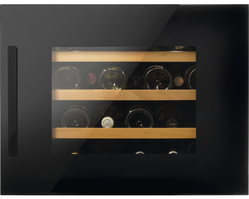 Wijnkoelkast met houten planken en meerdere flessen wijn