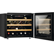 Wijnopslagkast met open deur en wijnflessen op houten planken