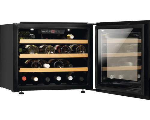 Wijnopslagkast met open deur en wijnflessen op houten planken