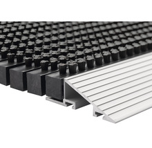Detailopname van een schoonloopmat met borstelprofiel en aluminium helling