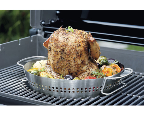 Gegrilde kip met groenten in roestvrijstalen houder op een grillrooster