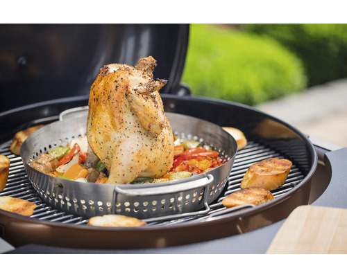 Gegrilde kip in kippenbraadpan met groenten op houtskoolgrill