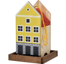 Houten vogelhuis in de vorm van een huis met een gele gevel en een rood dak
