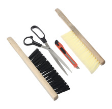 Schaar, tapijtmes en twee handvegers met houten handvat