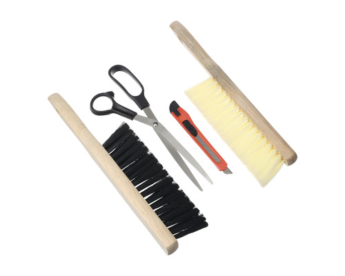 Schaar, tapijtmes en twee handvegers met houten handvat