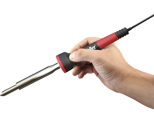 Persoon houdt soldeerbout van het merk Weller vast.