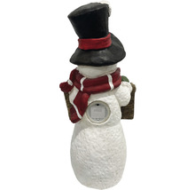 Achteraanzicht van een sneeuwpopfiguur met hoed en sjaal