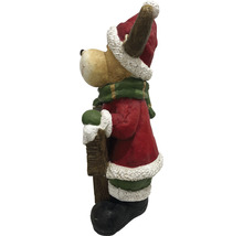 Decoratief rendierfiguur met jas, muts en cadeau