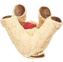 Knuffeldier van onderaf met rode stof