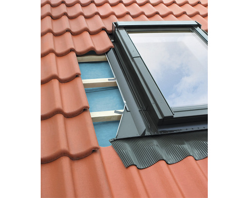 Detailopname van een dakraam met dakpannen