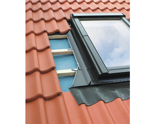 Dakvenster op een dak met dakpannen