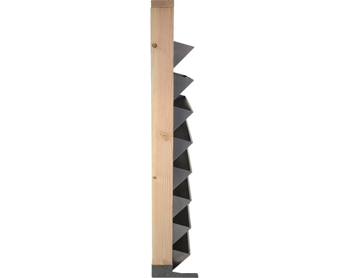 Houten paal met metalen beugel en vogelbescherming