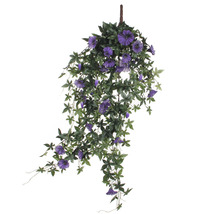 Kunstmatige hangplant met paarse bloemen en groene bladeren ter decoratie