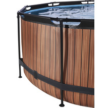 Gedetailleerd zicht op een rond zwembad met houten bekleding en zwart frame